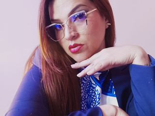 Mommy glow: sweet caresses, bad intentions