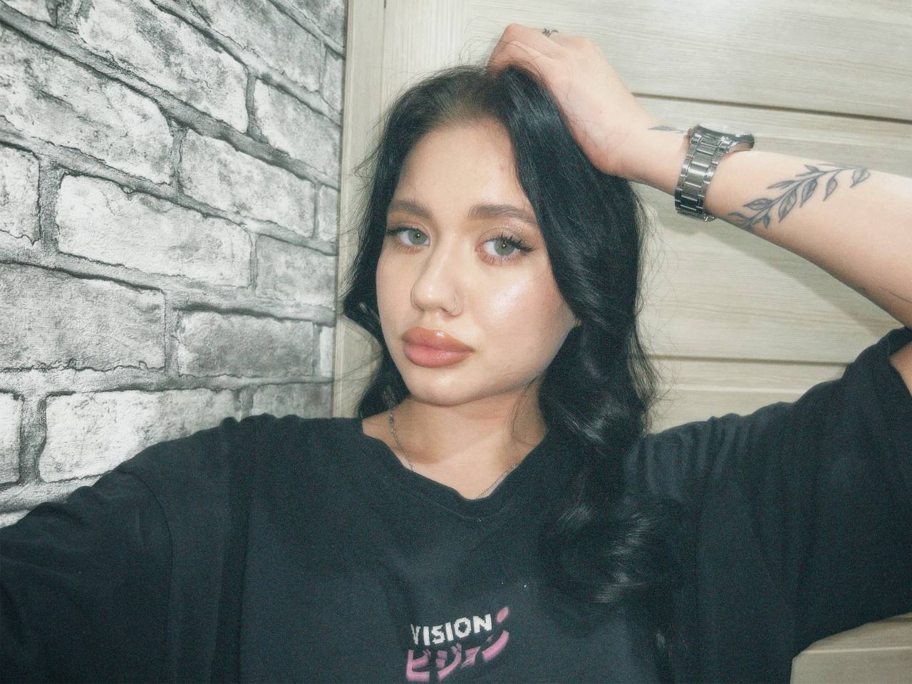 MagdaleneWaits Hey, I’m mia! I was born in Poland. Right now I'm in search of myself and my place.. image: 1