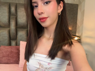 “Be honest… does this outfit look good on me? 😏💗