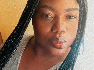 Sensual charisma that lights up the entire studio