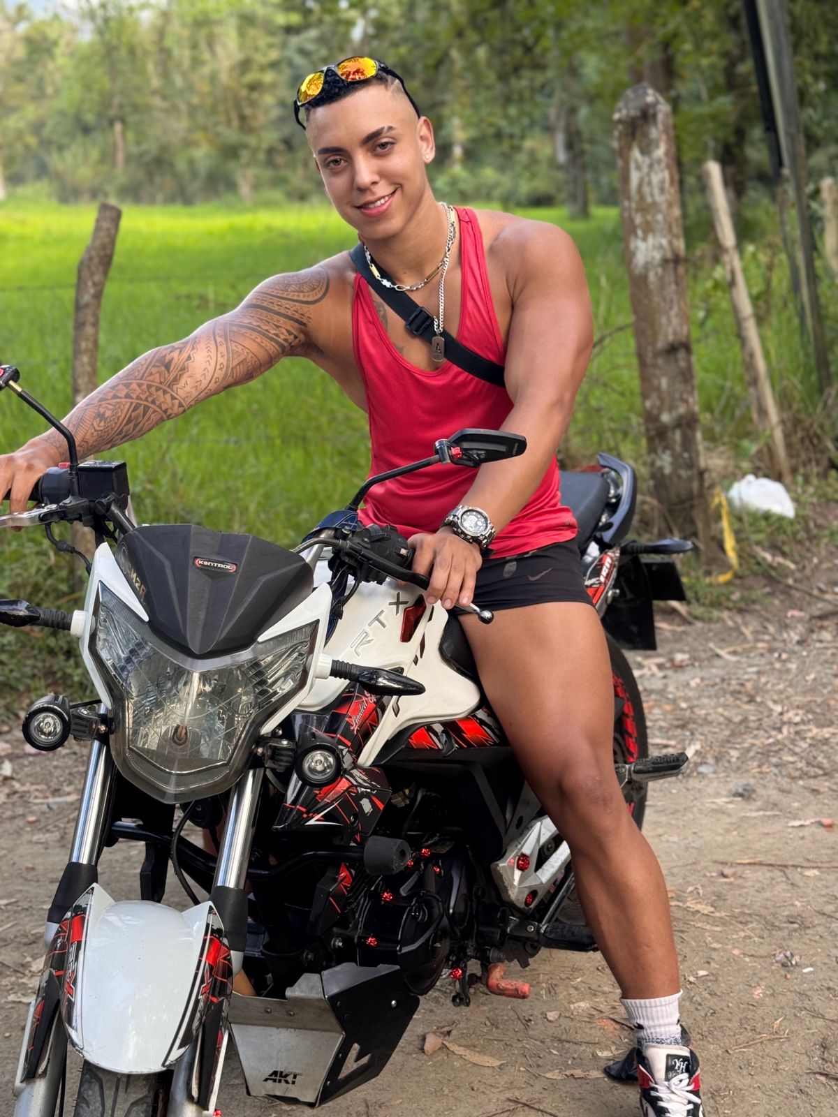 Adrianfriends Follow us image: 1