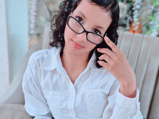 DO YOU WANT TO PLAY WITH THE CUTE SECRETARY?