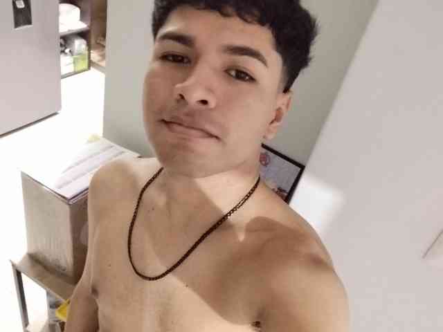 godiegogo-latinboy