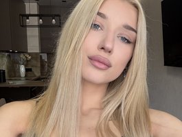 Watch  LUXblondee live on BongaCams