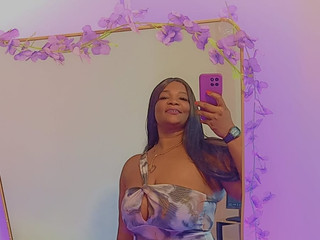 Your favorite girl is here 💋