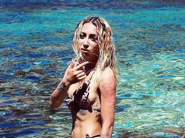 prettybadgal