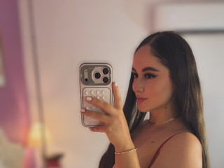 🌹 The Queen in Red is online.