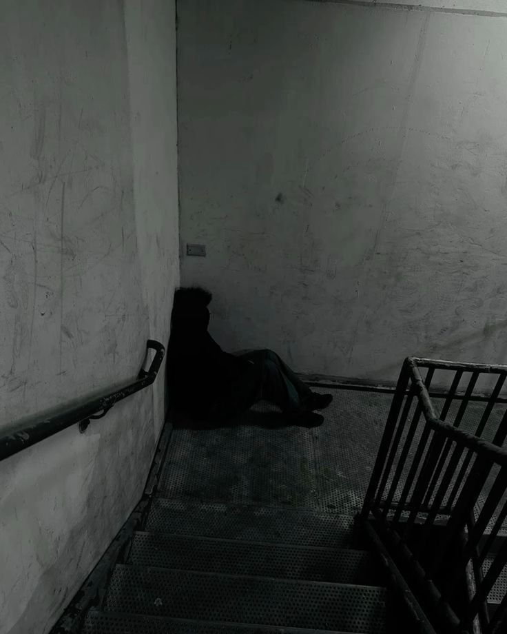 Larast LONELY image: 1