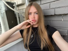 AnayaLowe webcam model