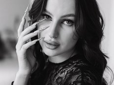 NoirBella private show