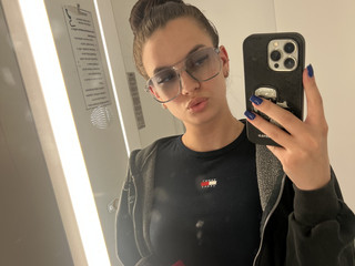 A little closer than usual 👀🔥💋