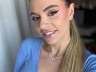 Slicked-back ponytail 💙✨