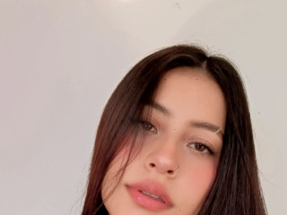 Irresistible brunette