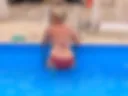 Heiße Pool-MILF zeigt ihre nasse Rückseite 💦🍑