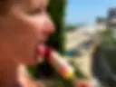 Nasse Pool-MILF vernascht ihr Eis ganz langsam 💦🍦