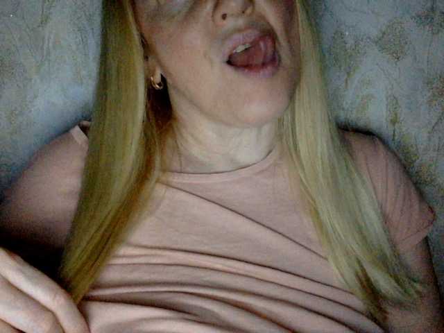 BlondyVio live cam