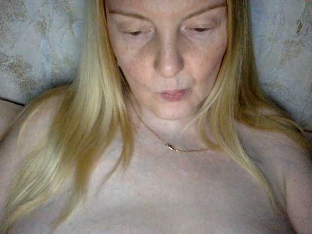BlondyVio live webcam show