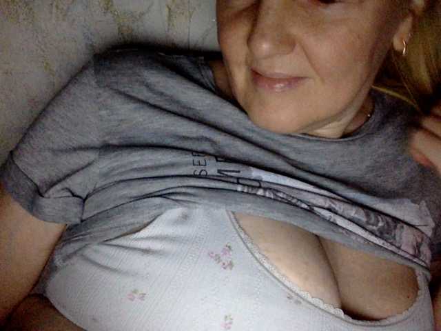 BlondyVio live cam on BongaCams