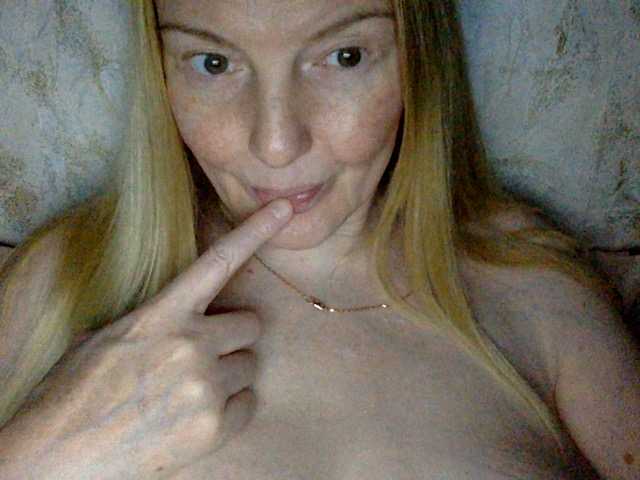 BlondyVio live webcam show