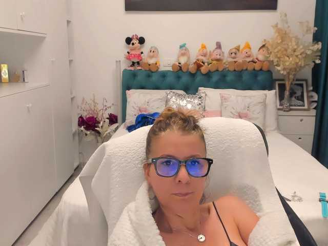 SalomeJade Live Cam and Statistics on UnifiedCams