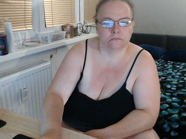 Bessy123 live cam on BongaCams