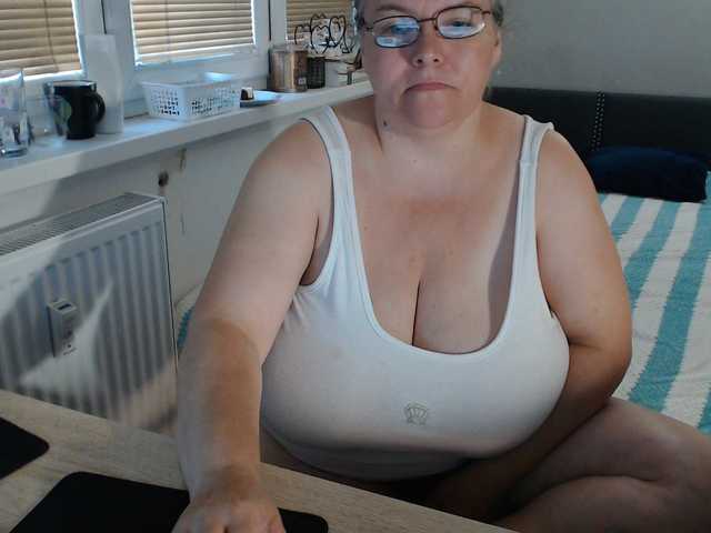 Bessy123 live cam on BongaCams