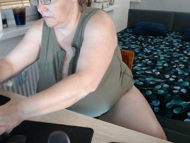 Bessy123 live cam on BongaCams