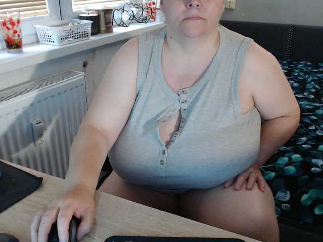 Bessy123 live cam on BongaCams