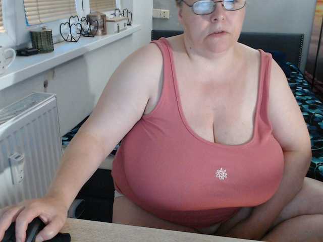 Bessy123 live cam on BongaCams