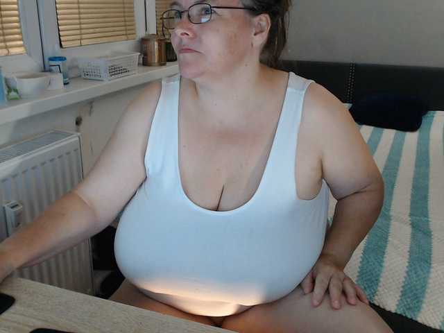 Bessy123 live cam on BongaCams