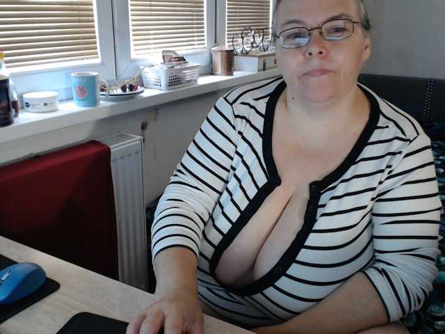 Bessy123 live cam on BongaCams