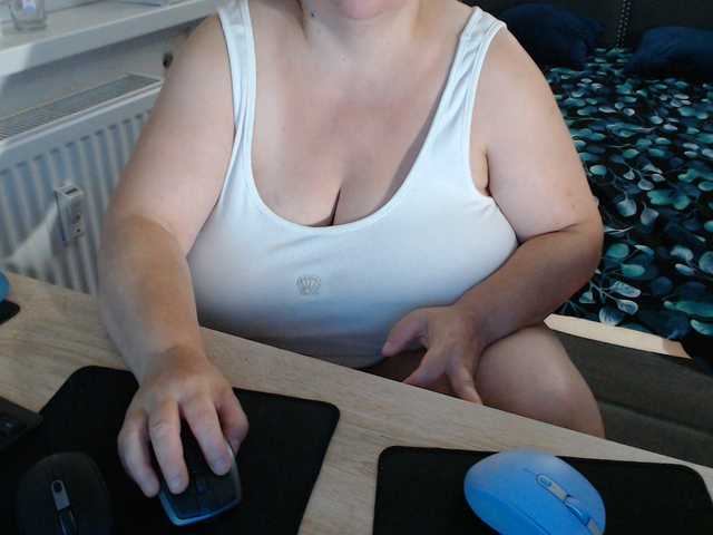 Bessy123 live cam on BongaCams