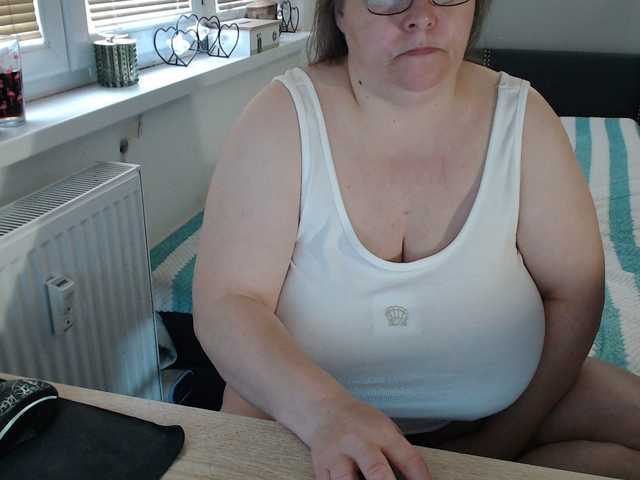 le modèle Bessy123 est en webcam porno dans un show sur le site bongacams, il possède les tags suivants: White/Caucasian,Brunette,Hairy