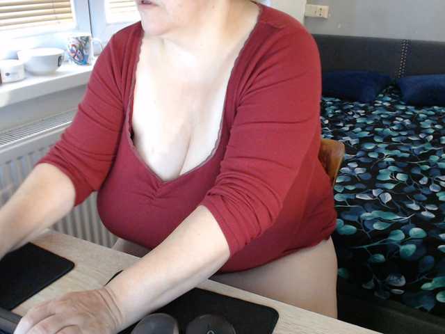 Bessy123 live cam on BongaCams