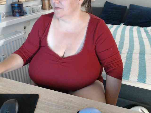 Bessy123's cam show statistics and live stream