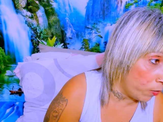 indianroxy live cam on BongaCams