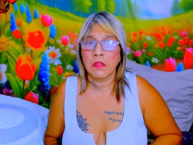 indianroxy — live female cam