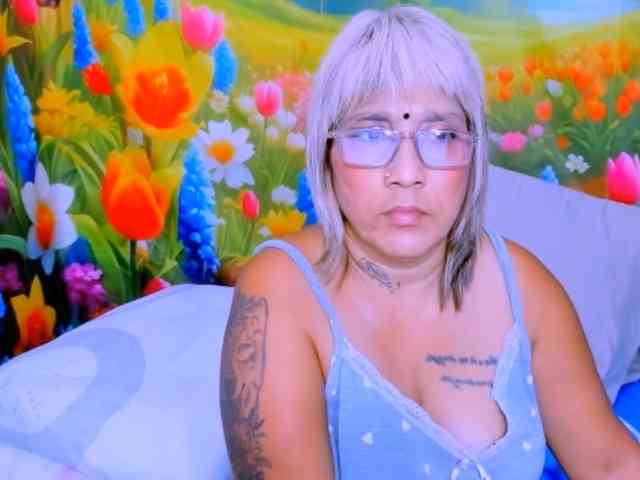indianroxy webcam