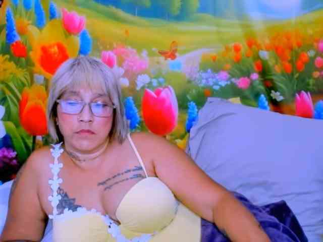 indianroxy Live Webcam on BongaCams