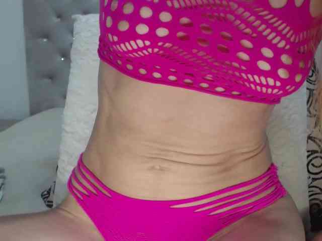 JulieSquirts webcam