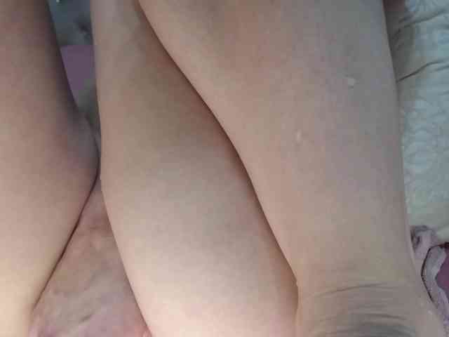 JulieSquirts webcam