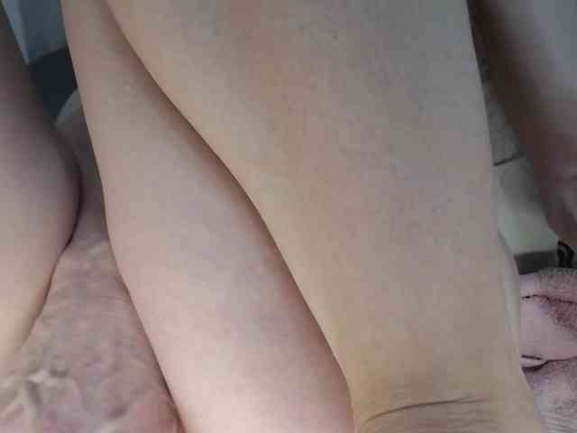 JulieSquirts webcam