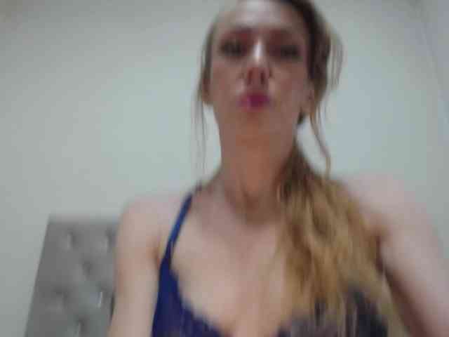 JulieSquirts webcam