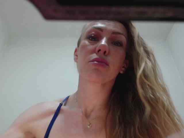 JulieSquirts webcam