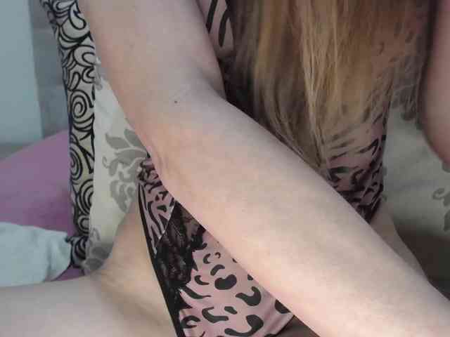 JulieSquirts webcam
