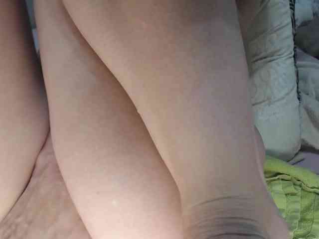 JulieSquirts webcam