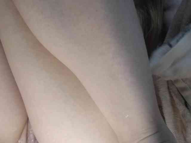 JulieSquirts webcam