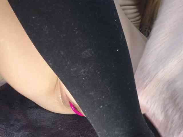 JulieSquirts webcam