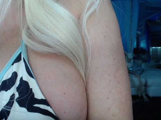 adrianna_fox live cam on BongaCams