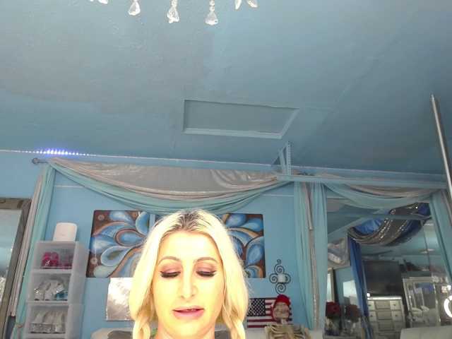 adrianna_fox, en directo ahora en BongaCams